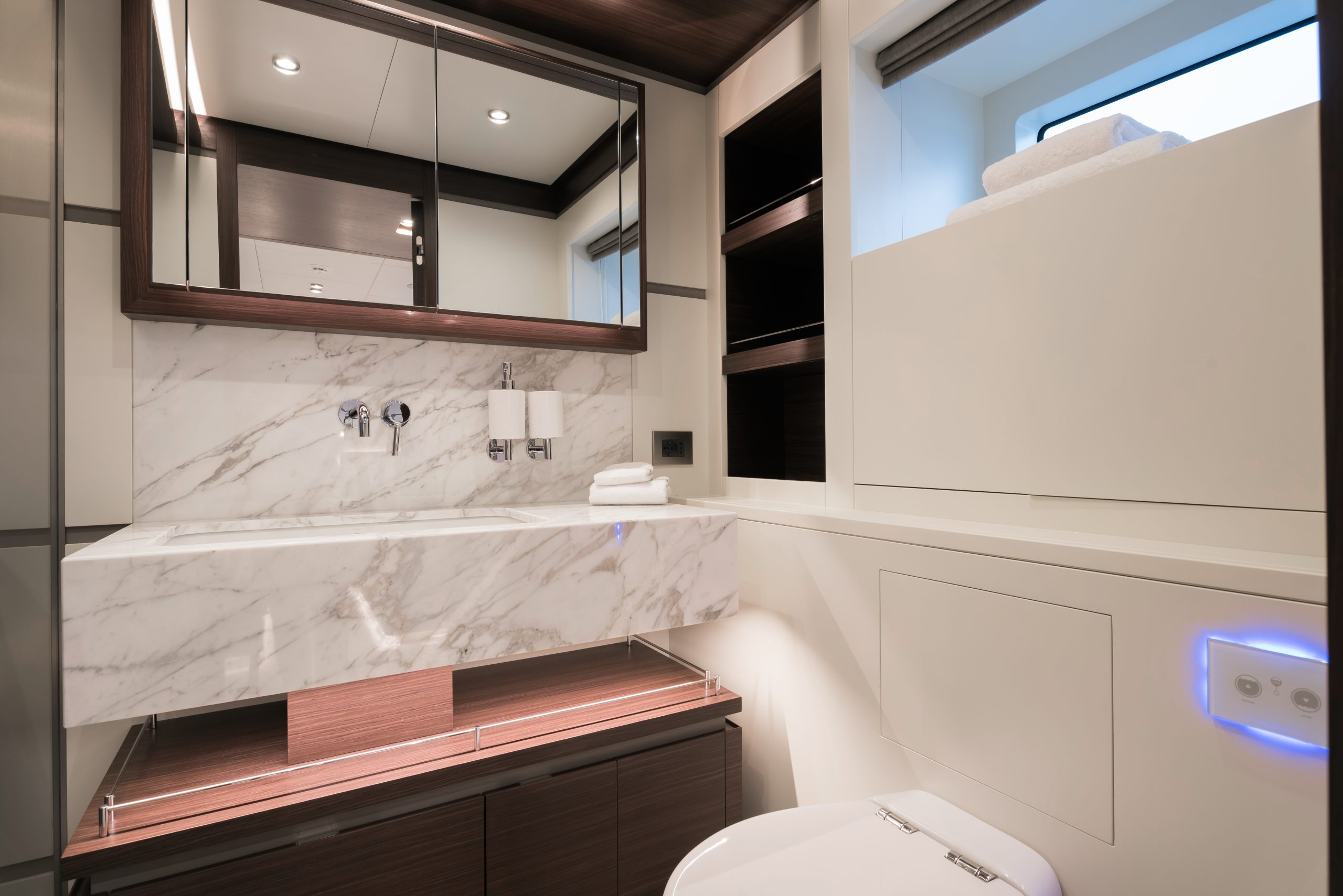 Superyacht,Interior,,Guest,Cabin,Bathroom,With,Marble,Tops,,Toiled,And